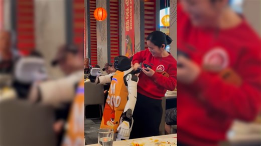 Robot ballerino impazzisce al ristorante e fa volare ciotole e bacchette