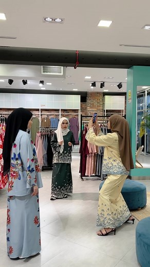 kalau korang nak tahu ini la videographer kitaorang 😅🙈 sapa nak tengok hasil dia 😏 btw design baru yang kitaorang pakai ni tengah PROMO dalam LIVE. So cepat grab now 😘❤️ #pandaeyes #racuntiktok #fyp #fypシ #tiktokdance #ikuttrend