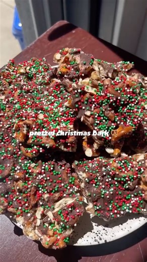 Erin Antoniak | Squeezing in one more Christmas recipe post, this PRETZEL CHRISTMAS CRACK is one of my very favorite sweet and salty treats that is perfect... | Instagram