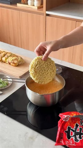 로코하우스 ROCO HOUSE on Instagram: "👌 에비히슈테른 레카 계량 멀티팟 공구중 요즘 요리할 때마다 손이 가는 제품 바로 에비히슈테른 레카 계량 멀티팟이에요🖤 큰 믹싱볼은 무겁고 자리 차지해서 간단히 쓸 땐 불편했는데 이건 작고 가벼워서 데일리로 쓰기 딱이에요 양념장 만들 땐 14cm 초콜릿 중탕이나 계란풀 때는 16cm 라면 하나 끓일 땐 18cm 반죽이나 나물 무칠 땐 20cm 사이즈별로 너무 알차게 활용돼요 손잡이가 있으니 따르기도 쉽고 물코까지 있어 흘림 걱정도 없어요 뚜껑도 있으니 보관할 때 랩 필요 없이 바로 냉장고에 넣을 수 있어요 포스코 304 스테인리스라 위생적이고 오래도록 쓸 수 있는 것도 장점이에요 주방 한켠에 늘 꺼내두고 쓰는 진짜 휘뚜루마뚜루 살림템! 하나 들이면 매일 만족하게 되실 거예요🖤 🗓️ 2월4일-재고 소진시 마감 💕로코하우스 프로필 링크를 확인해주세요"