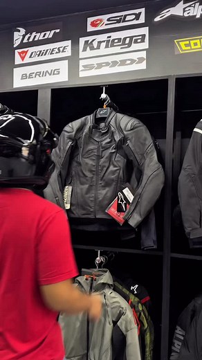 La Alpinestars Faster V4 cuenta con protecciones Nucleon Flex Plus, refuerzos en hombros y codos, y forro térmico desmontable para adaptarse a cualquier clima. ⚡️😶‍🌫️ 📲 Pedidos al https://wa.me/51914576562 📍Calle Esperanza 394, Miraflores #Alpinestars #moteros #guantes #moto | Gabriela GC Racing Import