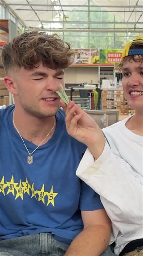 Falsch geschätzt = Wäscheklammer ins Gesicht 😭🗜️@HeyMoritz vs. @Lewinray #shorts