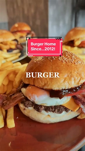 Από το 2012, το Burger Home βρίσκεται εδώ για όσους αγαπούν το πραγματικά καλό μπέργκερ. Δουλεύουμε με 100% μοσχαρίσιο κρέας, από επιλεγμένες φάρμες Ιωαννίνων, δίνοντας έμφαση στην ποιότητα, τη γεύση και τον σεβασμό στην πρώτη ύλη. Για εμάς, το μπέργκερ δεν είναι απλά φαγητό. Είναι φιλοσοφία. 📍Αβέρωφ 36, Ιωάννινα ☎️ 2651037308#ioannina #foodioannina #christmas #burgerioannina #fy