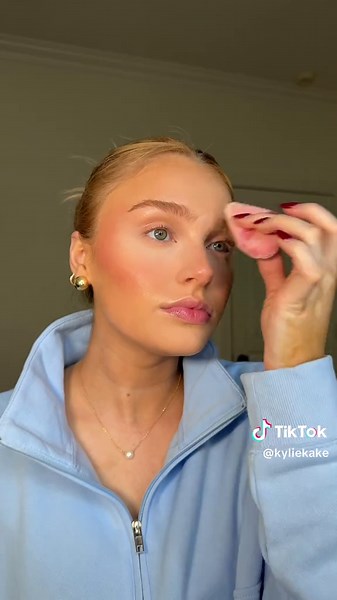 Everyday makeup🫶🏼💋 Products: @Farmacy Beauty lip smoothie @TIRTIR Inc. milk ampoule @Ultra Violette Australian SPF @Kylie Cosmetics skin tint (4.5WN) @Dominique Cosmetics cream bronzer @Tower 28 Beauty cream blush (office hours) @Versed Skin serum concealer (10) @Huda Beauty powder (sugar cookie) @Morphe Cosmetics cloud light powder (sunrise) @BASMA Beauty bronzer (tan) @Hourglass Cosmetics Ambient palette (deer) @hudabeauty blush quad - baby pink (I used the blush topper) @Iconic London sett