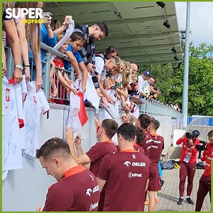 63K views · 323 reactions | Robert Lewandowski rozdawał autografy i uderzył się o ławkę. Aż się złapał za kolano | Super Express | Facebook