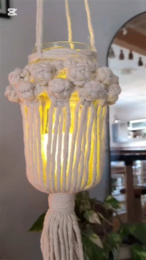 Macramé: curso online y clases personalizadas🪢 on Instagram: "Un nuevo DIY ideal para decorar tu hogar o regalar en estas fechas‼️ 🎄 ✅️ aprendé conmigo todo sobre la técnica del macramé. Comenta PROGRAMA y te paso toda la info. 👋🏻 hasta la próxima! #macrame #diy #frascosdecorados #frascoscolgantes #macramelovers #decomacrame #nudosmacrame #macrameparaprincipiantes #diyproducts #fypage✨ #hechoamano #hazlotumisma #doityourself #cursodemacrame #talleronline"