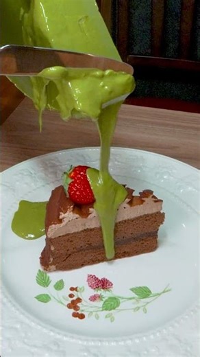 抹茶ラクレットショコラ仕上げに濃厚な抹茶ソースをたっぷりとかける、ビターなチョコレートケーキに、抹茶のコクとほろ苦さが合わさった上品な味わい。西新宿にある【ココチーノ】#東京グルメ #新宿グルメ