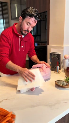 🦃 Fırında yapılabilecek en iddialı hindi tarifimle geldim. 🔥 Yaklaşık 7 kiloluk bütün bir hindi kullandım, sonuç gerçekten efsane oldu. 💧 Önce hindiyi güzelce yıkadım ve nemini tamamen aldım. 🧈 Asıl olay derinin altında: yaklaşık 250 gram tereyağını baharatlarla karıştırıp derinin altına tek tek enjekte ettim. 🌿 Bu karışımda taze kekik, adaçayı, karabiber, tuz ve biraz salça vardı. 👐 Eldivenleri takıp hindiyi adeta masaj yapar gibi besledim. 🧈 Kalan tereyağlı karışımı da hindinin üzerine 