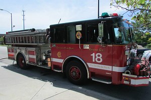 23K views · 526 reactions | ### CHICAGO FIRE DEPARTMENT ### *Firehouse 51 / Engine 18* Engine 18 beim Ausrücken aufgrund eines Notrufes.. Immer wieder beeindruckend weil auch von dort jedes mal die Trucks, Squads & Ambulances von unserer Lieblingsserie zu ihren Einsätzen fahren :) | Chicago Fire - Germany | Facebook