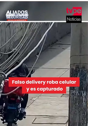 📺🔴 Un sujeto que utilizaba la modalidad de falso delivery robó el celular de un transeúnte en Ate, luego de subir con su motocicleta a la vereda. El hecho quedó registrado por cámaras de seguridad, lo que permitió seguir su ruta de escape. La persecución terminó en Santa Anita, donde agentes de serenazgo lograron intervenirlo y recuperar el equipo robado. #Ate #SantaAnita #SeguridadCiudadana #FalsoDelivery #TVPerúNoticias