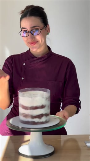 Doce de mãe on Instagram: "Vem comigo fazer um bolinho vintage! Nesse Fizemos um bolinho super fofo nesse natal e resolvi gravar para vocês. Os bicos usados são todos da @brilhartcelebrate e os que usei foram: Pitanga: 6B / 18 / 16 Perlê: 02 Folha: 112 #cake #confeitaria #bolo #vintage"