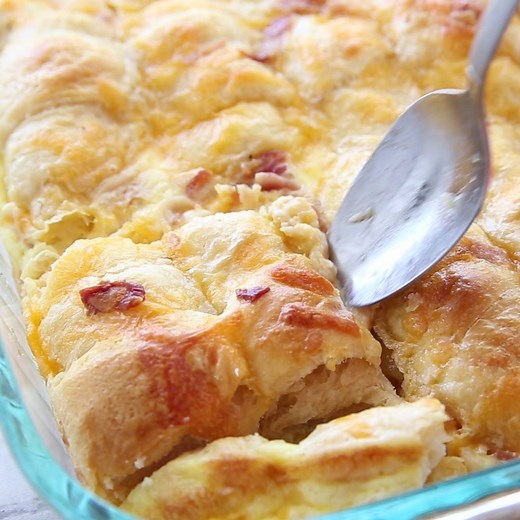4.3M views · 18 reactions | Cheese, eggs, bacon and crescent rolls unite! You'll want to make a double batch ✌️縷 Recipe: https://www.familyfreshmeals.com/2017/09/cheesy-egg-crescent-roll-casserole.html | Family Fresh Meals | Facebook