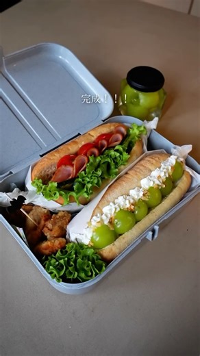 KINOKO TV on Instagram: "今日は2種のサンドイッチ弁当🍇 今日はルッチ様（@rucci_fds）からいただいた とっっってま甘いシャインマスカットでサンドイッチを作りました。 フルーツって結構当たり外れの多いものだと思うんですが、 ここのマスカットは一房一房検査をしているそうです👀ˎˊ˗ˎˊ˗ なのでハズレなし！ 我が家ではシャインマスカットはふるさと納税くらいでしか頼めないんですが、 ルッチさんのマスカットはふるさと納税があるので よかったらチェックしてみてください🍇♡ ハイライトに載せてあります⭐︎ マスカルポーネクリームは 生クリーム100ml マスカルポーネ 50g 砂糖 大1強 生クリーム・砂糖を泡立ててから、マスカルポーネを混ぜました👀 シャインマスカットがめちゃくちゃ甘かったので クリームの甘さはかなり控えめ！ ほんとに美味しかった〜〜〜！！！ シャウエッセンのハムの方には カマンベールチーズを挟む予定だったんですが 忘れてしまいました( ´:ω:` ) このハム美味しかったのでまた買おうと思います！！ 唐揚げは前日に酒とクレイジーソルトを