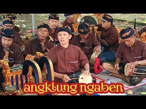 Angklung pengiring ngaben saat pelebon disetra pantai karang Sanur.