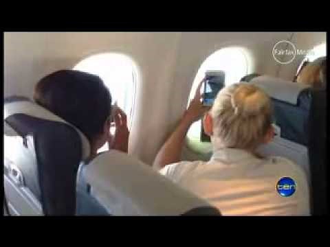 Un python de 3m en plein vol sur une aile d'avion