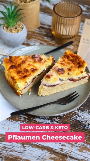 💜 Low-Carb Pflaumen-Cheesecake mit knusprigen Streuseln 💜 Kommentiere 👉 STREUSEL 👈 und wir schicken dir das Rezept direkt per DM! 📲 Saftig, cremig und knusprig zugleich – dieser Pflaumen-Streusel-Cheesecake ist das perfekte Highlight für alle, die Low-Carb, glutenfrei und ohne Zuckerzusatz genießen wollen. Die Basis bildet unsere Kuchenglück Backmischung, dazu eine cremige Cheesecake-Schicht mit Mönchsfrucht-Süße und fruchtige Pflaumen – getoppt mit goldbraunen Mandel-Streuseln. Backen ohne