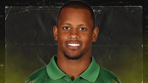 1.1M views · 36K reactions | Ele confrontou um estudante armado. Mas foi o que o jovem sussurrou em seu ouvido enquanto lutavam que tocou o coração do professor da escola. Keanon Lowe se tornou o herói da cidade, mas ninguém sabia do pesadelo pelo qual ele próprio havia passado apenas alguns anos atrás. | Enigma + | Facebook