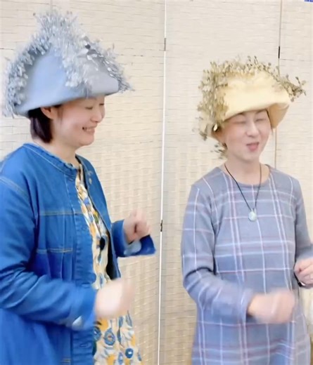 アズールからノリノリhappyな動画をプレゼント🎁送ってもらいテンション上がったので、投稿しちゃう🥰 そして 先週、アズールに大天使からのメッセージを伝えていただきました💖 おかげさまで、いろいろ吹っ切れ 明日への希望がキラキラ✨✨✨ 個人メッセージですが こちらに載せます🥰 🪽大天使からのメッセージ 宇宙のひとしずく まにたまで 銀のまにたま アズールゆみこさんから天使のメッセージをおろしてもらいました🪽 冒頭にマゼンタ色の龍が現れて、やがてターコイズ色の龍に変化したそうです。 大天使ミカエル 大天使ラファエル セントジャーメイン 私の2つの ヨーロッパで生きていた過去世 一つ目は、幼い女の子の私。 貧しい家庭のなか親の愛に恵まれず、赤ちゃんの頃からまるで本当の母親のように乳母から愛を与えてもらい成長していった。 私は子供の頃から働き、野草をつんで料理をしたり、家庭を助けていた。 もう一つは、 裕福な伯爵家の令嬢？ コルセットでぎゅーっとしまったドレスで、踊りが大好きな華やかで人を楽しませる社交家。 当時、たくさんの絵画にふれていて、おしゃべり、商談が得意でどんな人でも対