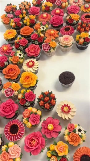 Mini Russian stars 🌟 one of my favourite piping tips that I use all the time 🌷 this one was part of a lovely wedding from last year 🌺🌸❤️🌼 Over on Petals TV I have a tutorial for this cupcake as well as several others! New episodes added each week 🥰 petalsbakehouse.co.uk/petalstv 🌸💖 . #cake #cupcakes #buttercreamflowers #cupcakedecorating #petalsbakehouse | Petals Bakehouse