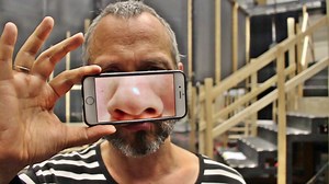 Die Proben für unsere Eröffnungsproduktion der Spielzeit 2019/20 laufen. Deutsches Schauspielhaus in Hamburg-Intendantin Karin Beier inszeniert Dmitri Schostakowitschs Oper „Die Nase“! Ab heute werden euch immer mal wieder Nasen begegnen, um kurz etwas über „Die Nase“ zu erzählen. Den Start macht Dramaturg Christian Tschirner mit einer Antwort auf die Frage: Worum geht es eigentlich in „Die Nase“? 👃 Infos, Besetzung, Termine: bit.ly/DieNaseHH | Staatsoper Hamburg