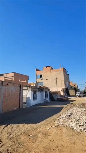 ماقبل الكارثة سقوط اثناء البث المباشر والحمد الله سلامة قطعة_أرض_البليدة. 0676999076 640مترا عقد و دفتر عقارية فصاد حوالي 34×24 0676999076 سعر 600مليون للار https://maps.google.com/?q=36.520156,2.866856&entry=gps&g_st=aw | Immobilier Live Algérie