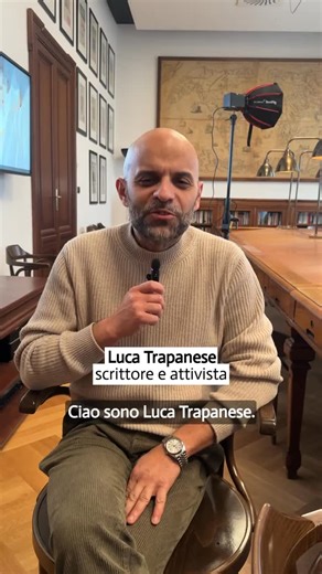 @trapaluca è uno degli esempi più potenti di come l’amore e la famiglia possano superare ogni stereotipo. Primo padre single adottivo d’Italia, nel 2017 Luca ha adottato Alba, una bimba con sindrome di Down rifiutata da altre famiglie, trasformando una scelta di cuore in una storia che ha segnato il Paese. Ma la sua storia va oltre l’adozione: Luca racconta di essere stato a sua volta adottato da adulto, allargando il concetto di famiglia e riscrivendo con onestà e coraggio cosa significa appart