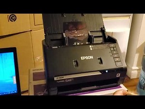 Je numérise mes photos papiers. J'ai acheté un scanner rapide car j'en ai des tonnes.