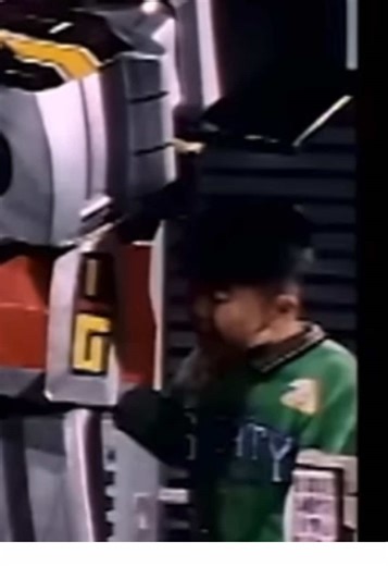 Who’s the little kid on the bottom right???? Anyone else notice #viral #fyp #powerrangers #powerrangerstiktok #powerranger