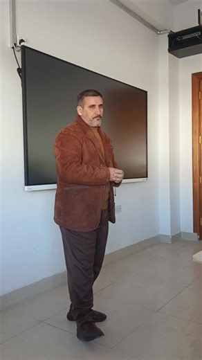 ملخص محاضرتي بعنوان: كيف تبني الأخلاقُ هيبة المتفوق.. أبنائي الأعزاء.. ​الدرجات العالية قد تمنحكم مكاناً في 'لوحة الشرف'، لكن الأخلاق والسمعة الطيبة هي التي تمنحكم مكاناً في 'قلوب الناس'. ​التفوق الحقيقي ليس أن تكون أفضل من زملائك، بل أن تكون أرقى الناس تعاملاً معهم، وأكثرهم براً بأهلك، ووفاءً لأساتذتك. فالعلم بلا أدب.. شجرة بلا ثمر.