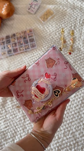 Alice • Bookstagram ♡ on Instagram: "Decorate my Kindle with me 💘 It was definitely time for a Kindle reset! I can’t stop obsessing over how cute my Kindle turned out 😭✨ Let me know if you prefer the teddy bear charm or the black heart one…I can’t decide! I’ve actually made so many more haha, it’s honestly so relaxing for me 🫶🏻 The insert was supplied by @elisagioia and @vysmagicshop and I used the same design to decorate the front too 🤍 The pop grips are by @vysmagicshop and I love them so