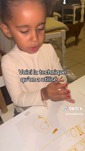 Technique pour tenir son stylo correctement avec Amina