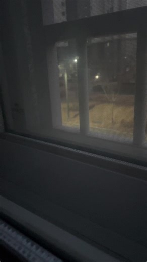 중3인데 좀 시끄럽던 애가 쉬는 시간마다 혼자 공부하거나 자면 웃겨보일까요? 나락은 안 갔지만 애들 맞춰주기 너무 힘들어요 1년 보고 안 볼 사이인데 근데도 남자애들 쪼개는게 너무 무섭고 여자애들 비웃는게 너무 무서워요 엄마한테 말해서 안겨 울고싶은데 너무 부끄럽고 걱정만 끼치는 것 같아서 말 못 하겠어요 #찐따 #학교 #개학 #혼자 #공부