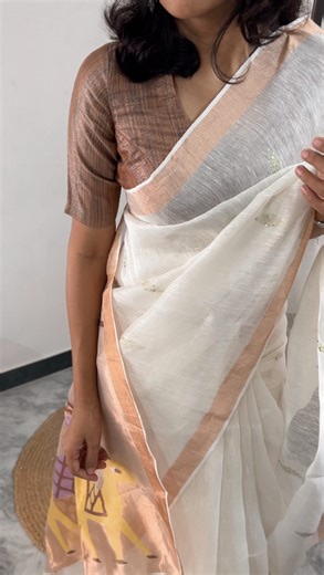 Alankarana The saree store on Instagram: "🌼🌸🌼🌸🌼🌸🌼🌸 The linen silk saree is a stunning blend of subtle charm and regal artistry. The body is adorned with small diamond-shaped Jamdhani motifs, delicately highlighted with sequins that add a gentle sparkle without overpowering its elegance. The true showstopper is the Paithani-inspired Jamdhani pallu — rich in heritage, with intricate patterns woven to reflect timeless tradition. The cr