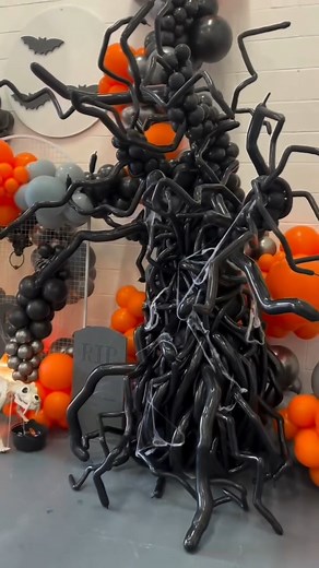 Check out this incredible balloon tree 🕷🖤 and setup🎃 by @balloonmagic22 @cheekygorgeousevents @haydenspopandpropshop @gemaruk_ #halloweendecorations #balloonsgarland #ballondecoration #halloweenballoons #foilballoons #partydecorations | House of Party