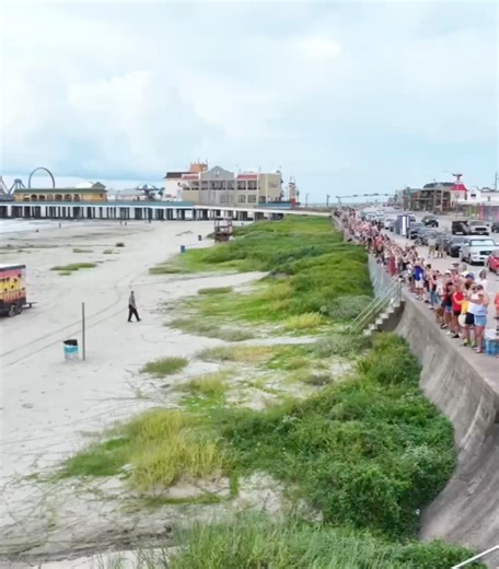 On Saturday, thousands of residents and visitors stood together along the Seawall to honor this anniversary and set a new world record for the longest walkway at 10 miles, 1,584 feet. 💙 | Galveston Island