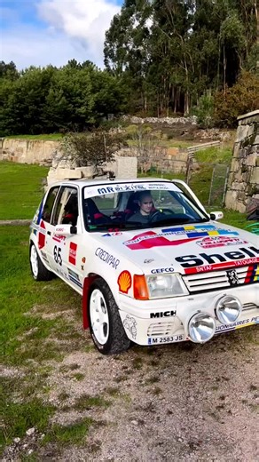 Peugeot 205 rallye 😍, Réalisez vos rêves automobiles avec nous. Voitures classiques, sportives, de course, modèles réduits et les meilleures concessions. #RallyeEurope #VoituresDeSport #RallyeSport #EuropeRally #SportAuto