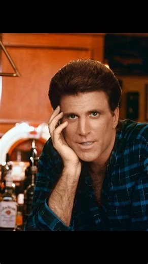 🎉🎂 El actor Ted Danson cumple hoy 78 años 🎬✨ Un día como hoy, 29 de diciembre de 1947, nació en San Diego, California, Ted Danson (Edward Bridge Danson III), uno de los grandes referentes de la televisión estadounidense 📺⭐. Su carisma lo convirtió en inolvidable como Sam Malone en la mítica serie Cheers, papel con el que alcanzó fama mundial 🍻😎. Luego brilló como el irónico Dr. John Becker en Becker, el sofisticado D.B. Russell en CSI y CSI: Cyber, y sorprendió a nuevas generaciones como M