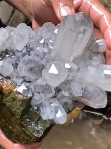 Finding Gold in Bedrock Fragments: A Gold Prospecting Guide