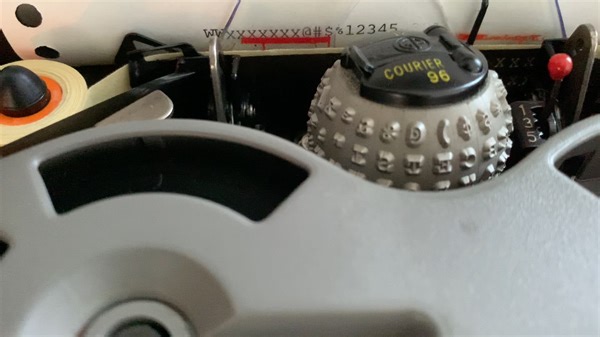 看打字机如何删除？倒着打的打字机，看上去很黑科技实则很简单的有趣设计