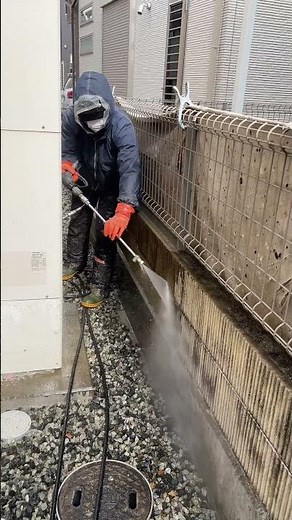ブロック塀を高圧洗浄しています。苔の汚れは高圧洗浄でキレイになります。家庭用のケルヒャーなどでも大丈夫です。#高圧洗浄#水洗い#ブロック塀#外壁#塗装#精和産業#ペンキ#塗装屋#職人#施工#中里塗装