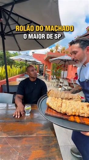 Larissa e Luís | Guiadestinossp on Instagram: "QUEM AGUENTA ? @machadomooca Se prepara pra esse MONSTRO 😍🔥 Esse é o famoso Torresmo do Machado: um torresmo de rolo que chega a 50 cm, pesando entre 3 a 5 kg 🤯 Ele é feito na própria banha, passando por um processo cuidadoso que deixa crocante por fora, super macio e suculento por dentro 🤤 ⚠️ Importante: o torresmo de rolo inteiro é somente sob encomenda. Mas calma 😌 na Budega do Machado você encontra a opção de porção, perfeita pra provar ess