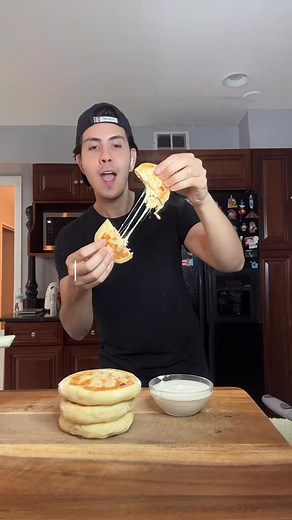 Delicious Buffalo chicken hot pockets 🙌🏼 @Dan-O’s Seasoning Macros per hot pocket Cals 295 Protein 35 g Carbs 26 g Fat 4g Ingredients - 20 oz rotisserie chicken breast - 1 tsp Dan-O | Benjixavier