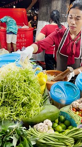 110K views · 1.7K reactions | Spicy Green Papaya Salad ( Bok Lahong ) - Cambodian Street Food | •Tu & Eu • | Facebook