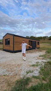 🏡 Toto nie je obyčajný mobilný dom – je to plnohodnotný montovaný dom na bývanie! Predstavujeme vám modulárny dom EMIKO, ktorý spája moderný dizajn, energetickú úspornosť a rýchlu výstavbu. 👉 Dom má masívnu oceľovú konštrukciu, nulové tepelné mosty a premyslenú izoláciu – vďaka čomu je komfortný a pripravený na celoročné bývanie. 👉 Výhodou je rýchla realizácia, dostupná cena a fakt, že tieto domy sú vhodné aj pre menšie pozemky. 👉 V ponuke máme rôzne veľkosti – od menších modulov až po dvojm