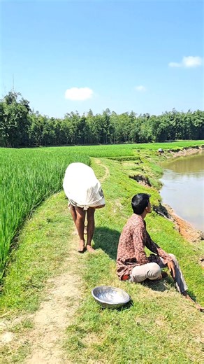 The man was sitting on the beach and suddenly a strange thing happened. | Tapon Ray