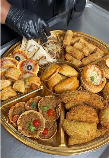 Plateau salé disponible à 24 000 F 🤤 Un assortiment généreux, parfait pour vos événements, réunions ou moments de partage. Commandez dès maintenant et régalez vos invités avec Douceur Authentique. 📞 77 976 99 41 #patisserie #douceurauthentique #traiteur #plateausalé #fyp