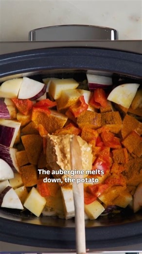 Bettina Campolucci Bordi Plant-Based Chef & Wellness Educator 🌱 on Instagram: "If you need something hearty and hands-off, this creamy aubergine, potato & peanut curry has your back. 💬 Comment CURRY and I’ll DM you the recipe + shopping list! The slow Cooker does all the work gently cooking aubergine, potato, and peanut butter into a velvety, nutty curry that’s equal parts nourishing and indulgent. The red lentils add body, the coconut milk brings silkiness, and a spoonful of peanut butter tie