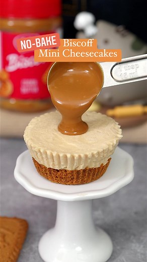 Satisfy your cheesecake cravings with these easy and quick minis! #biscoffcheesecake #biscoff #nobakedessert | Luisa Bakes