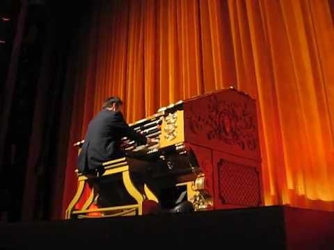 Hollywood El Capitan Theatre's Mighty Wurlitzer organ