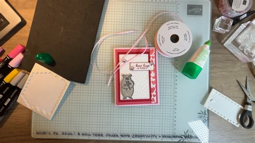 Happening now! Project 1 in my Valentine Kisses card series 🩷🩷🩷 Supplies • Valentine Kisses Bundle • Ink: Basic Black, Bubble Bath, Real Red • Cardstock: Bubble Bath, Strawberry Slush, Real Red, Basic White • Designer Series Paper: Made with Love (available January 6) • Embossing Folder: Hearts of Love (available January 6) • Die Cuts: Textured Notes Dies • Colouring Tools: Your choice (I’ll be using Stampin’ Blends) • Optional Embellishments: Ribbon and gems of your choice ✨ Tip: You don’t n